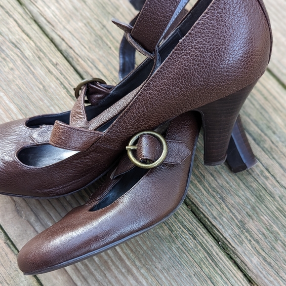 STEVE MADDEN MARY JANE, BROWN STRAPPY HEELS. - Picture 8 of 10